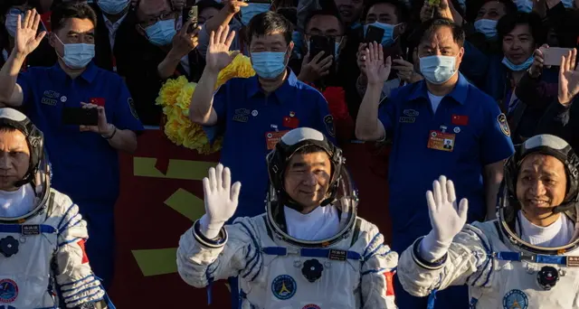 Spazio: rientrati astronauti cinesi dopo missione record