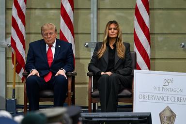 Trump si appisola al Pentagono alla cerimonia per l'11 Settembre: virale sui social