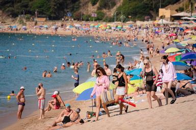 Il caldo spinge le prenotazioni a settembre, italiani scelgono Mediterraneo e Spagna
