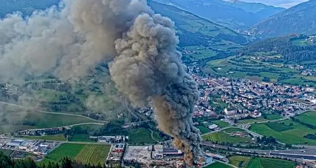 Furioso incendio in un caannone a Tunes: altissima colonna di fumo nero