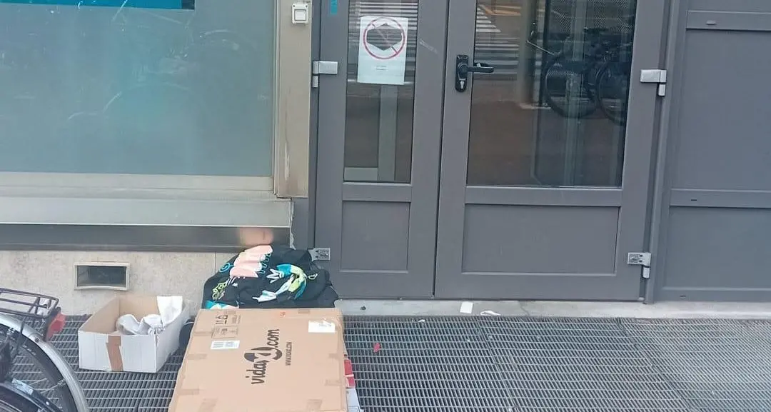 Giovane lavoratore ancora per strada. «Troppa pioggia e troppo freddo, sono stanco»