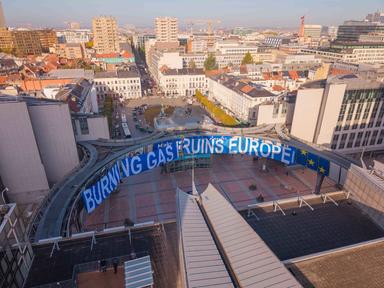 Striscione Greenpeace su Europarlamento, 'bruciare gas rovina Europa'