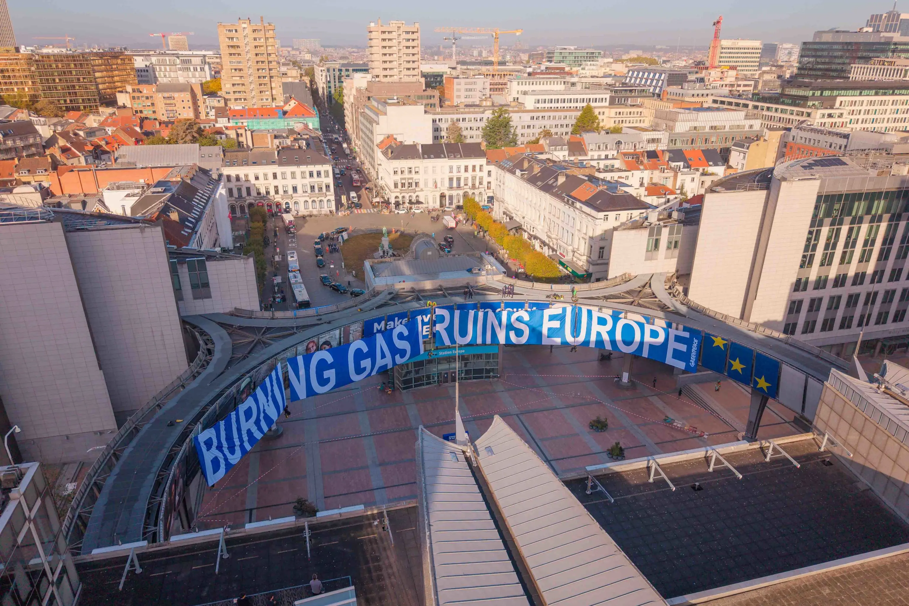 Striscione Greenpeace su Europarlamento, 'bruciare gas rovina Europa'