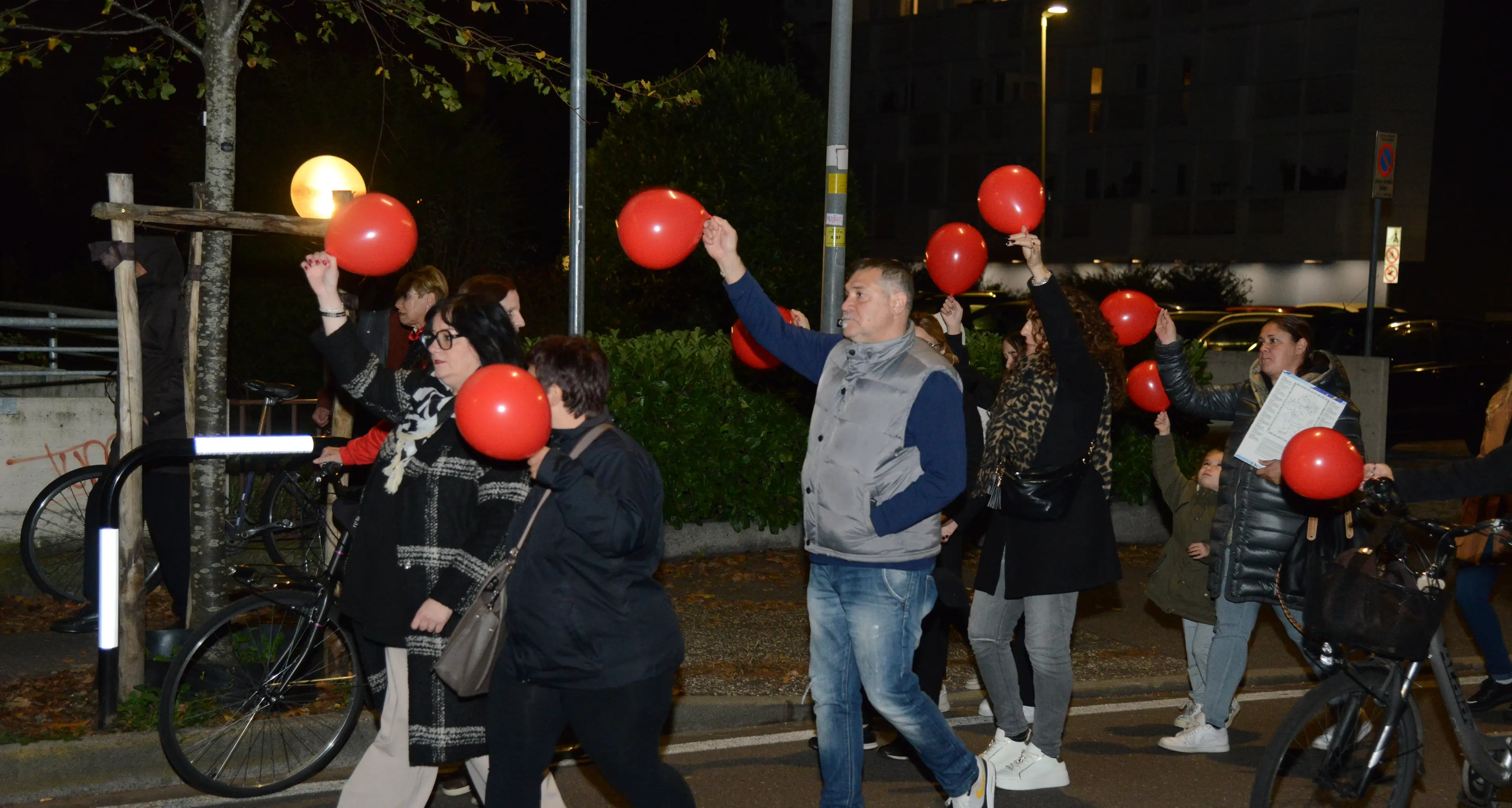 Casanova, in 200 per dire no alla violenza: al corteo anche i familiari della vittima