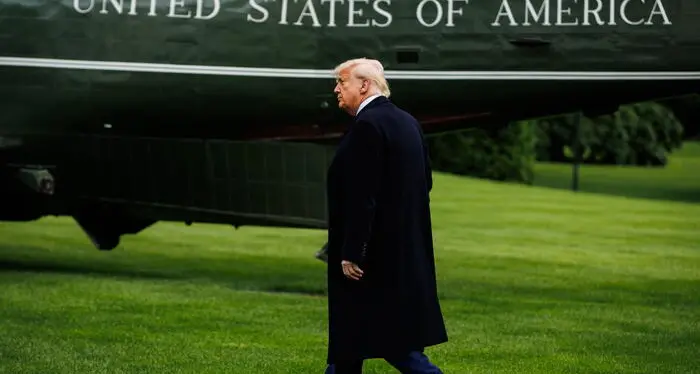 Trump minaccia l’Europa: «Dazi al 50% dal primo giugno». Tonfo delle borse