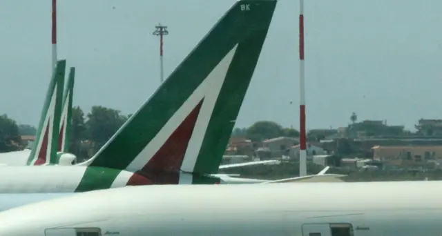 Alitalia: bozza, fondo da 100 mln per rimborsare biglietti
