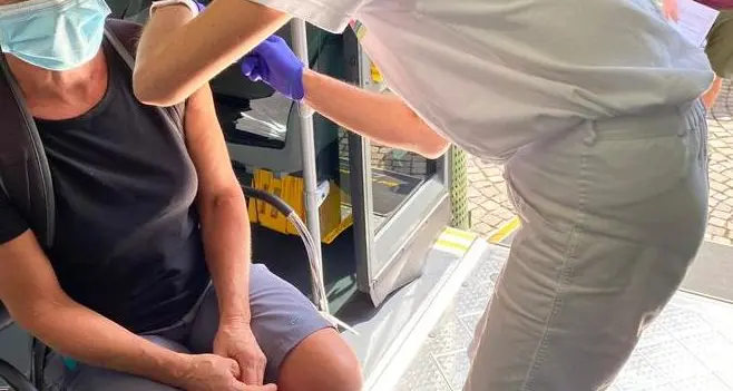 Con i vaxbus in Alto Adige 50mila dosi di vaccino in 100 giorni