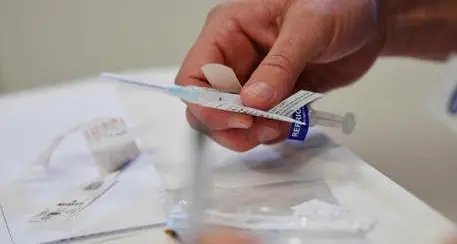 Studio su decessi “causati da vaccinazioni”, l’Azienda sanitaria altoatesina contro il patologo tedesco Burkhardt