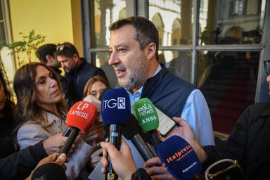 Salvini, via bonus e contributi ai genitori che hanno teppisti a casa