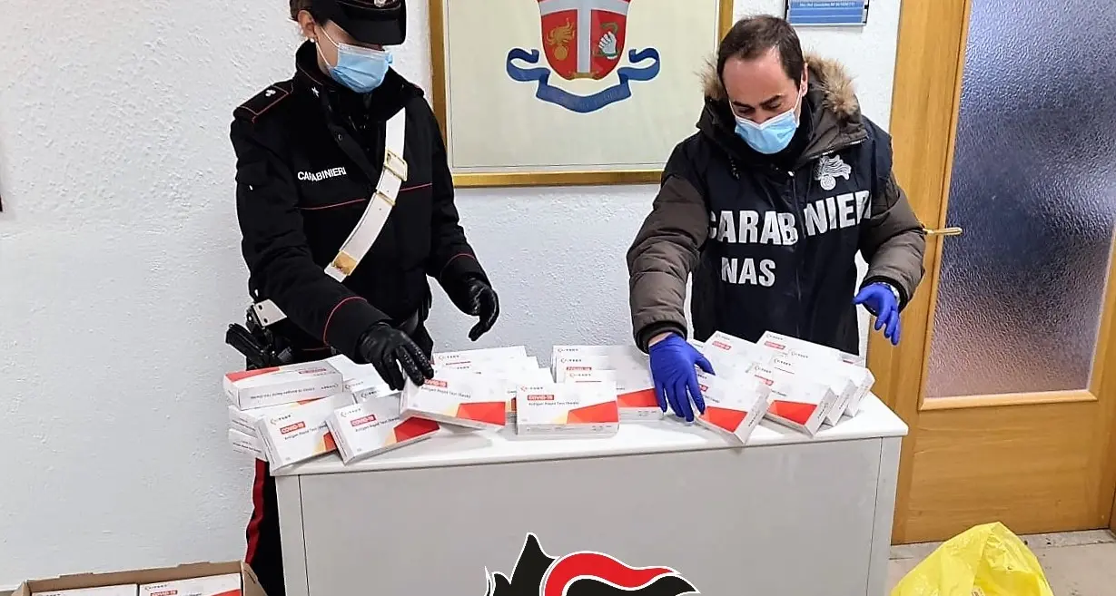 Tamponi irregolari in centro a Bolzano, i carabinieri sequestrano quasi mille dispositivi e denunciano tre persone