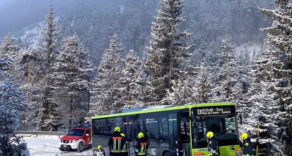 Val di Funes, autobus slitta sulla neve: nessun ferito tra i passeggeri