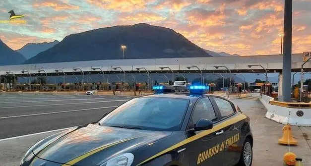 Manodopera a basso costo e riciclaggio, frode fiscale da 80 milioni: tre arresti