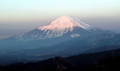 Un padre giapponese abbandona il figlio di 7 anni per ore per scalare il Monte Fuji