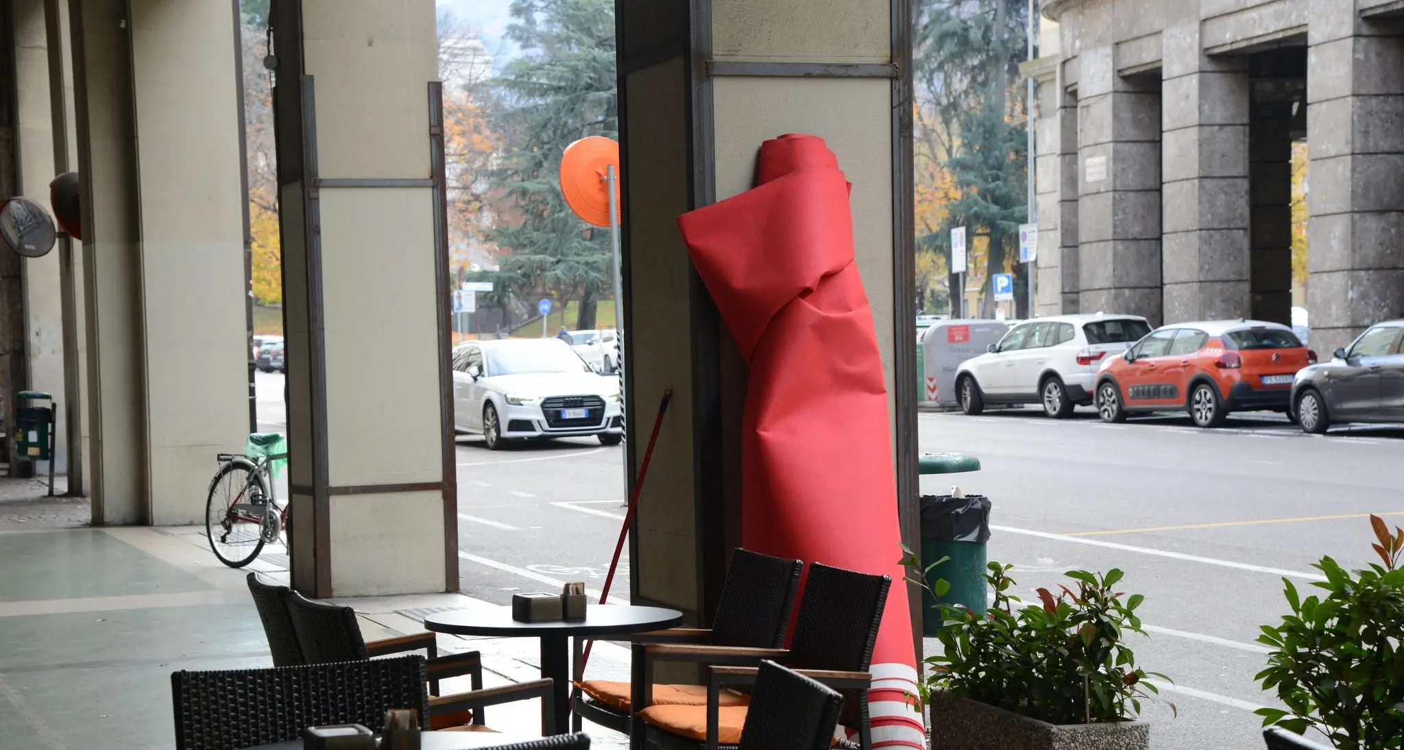 Via i tappeti rossi da Corso Libertà a Bolzano, serviva la richiesta. I commercianti: «Siamo dimenticati dal Comune»