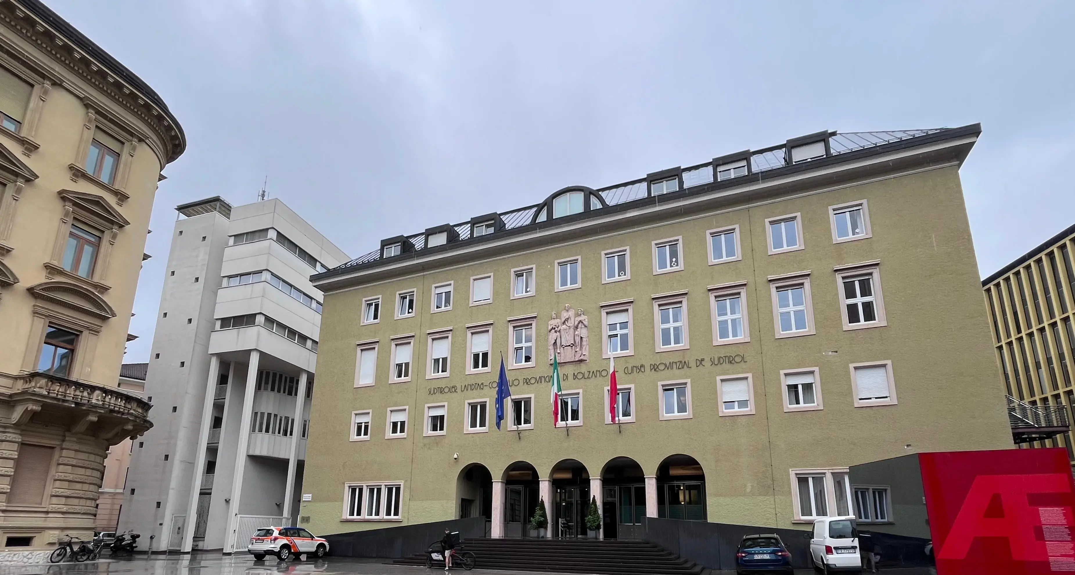 L’Alto Adige rafforza l’impegno contro l’antisemitismo: sì del Consiglio