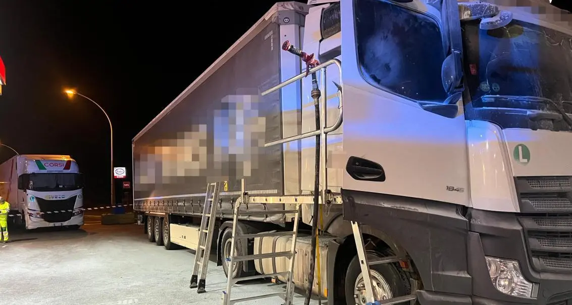 A22, tragedia nell’area di servizio: camionista muore nel rogo della cabina di guida