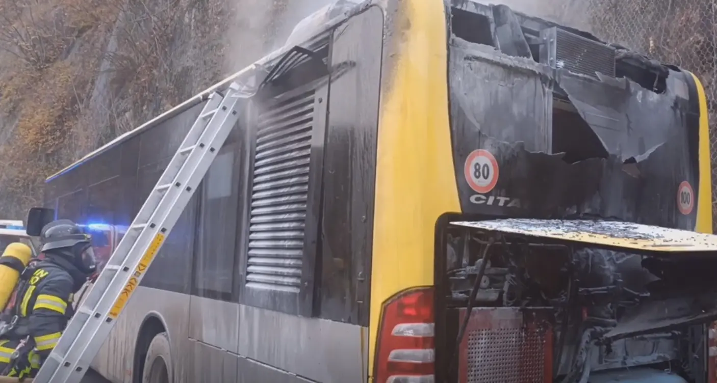 Lana, autobus prende fuoco sul Passo delle Palade