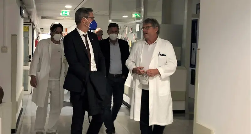 Kompatscher in visita all'ospedale di Bolzano: ogni anno 26 mila persone ricoverate