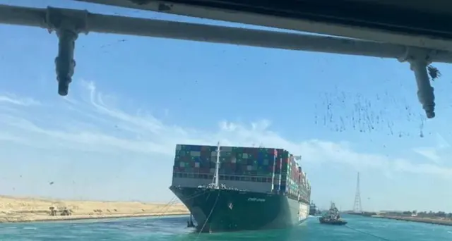 Egitto: disincagliato cargo nel canale di Suez