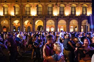Una festa di musica e ballo in piazza a Bologna per salutare il Ferragosto