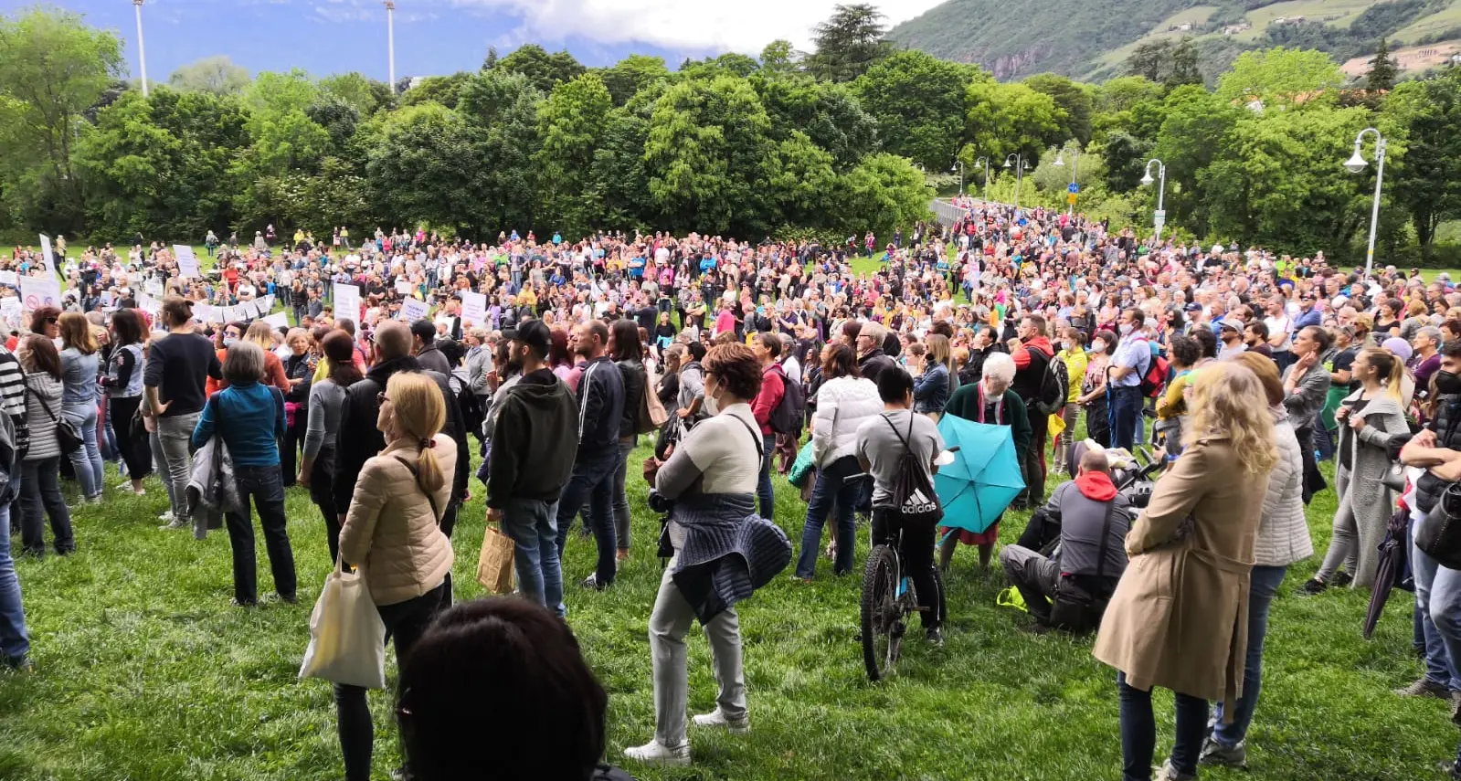 Manifestazione no mask con centinaia di persone a Bolzano