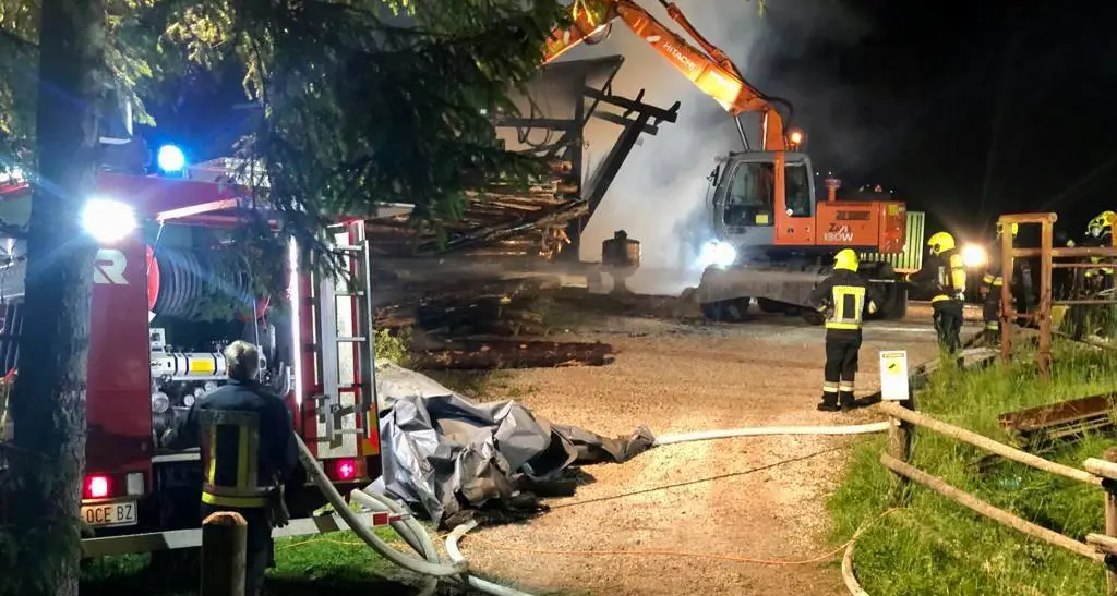 Fiamme della notte in Badia: a fuoco un magazzino agricolo