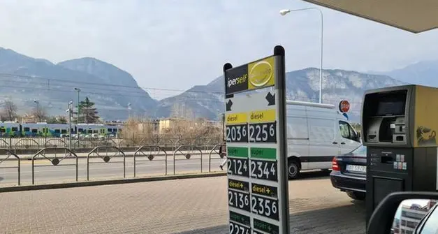 Benzina, scatta da oggi il taglio del prezzo