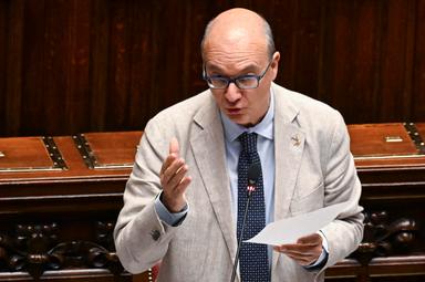 Valditara, divieto burqa a scuola per la dignità delle donne