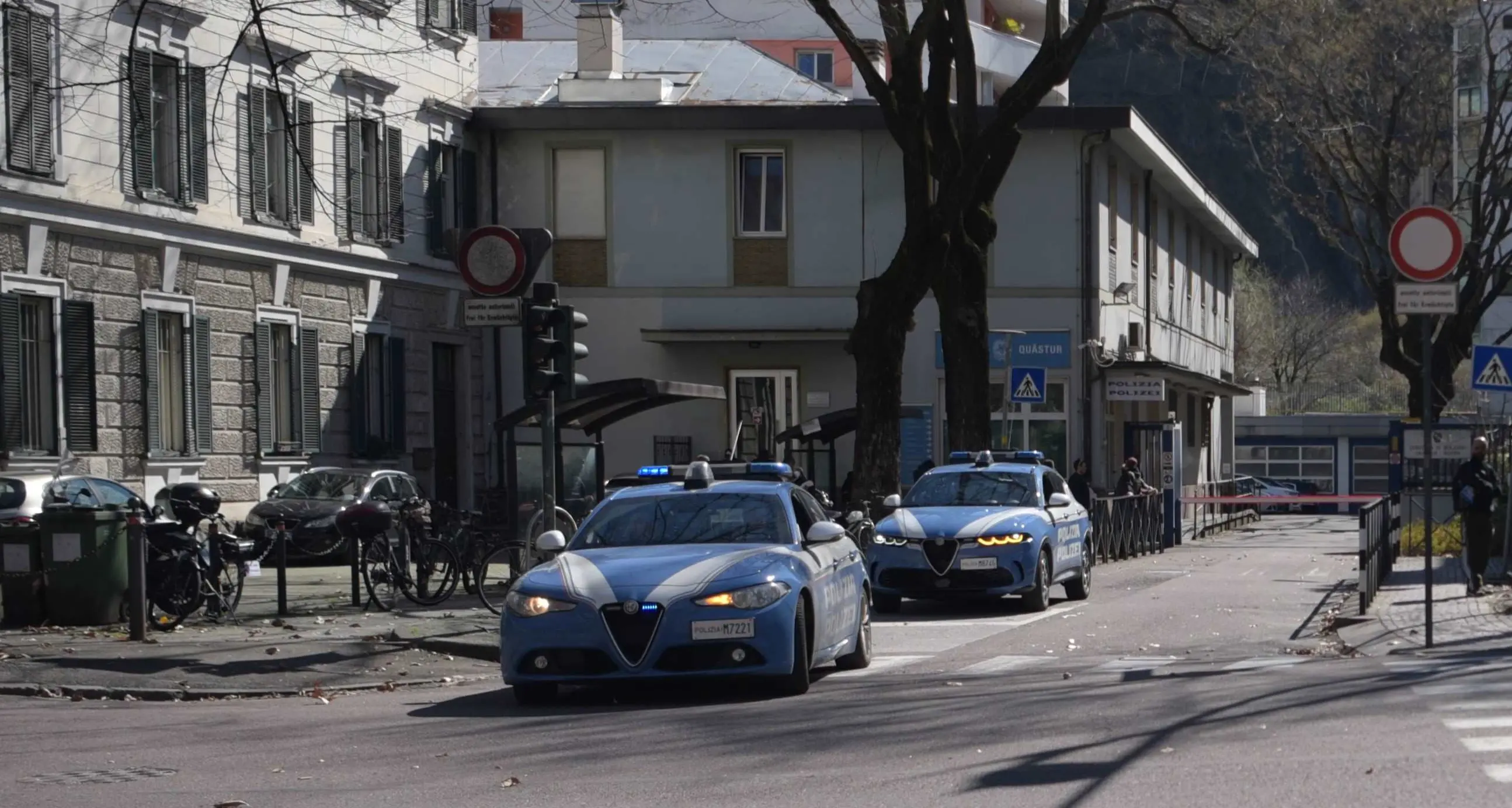 Bolzano, la prende a pugni e le tira i capelli davanti al San Maurizio: marito violento arrestato dalla polizia