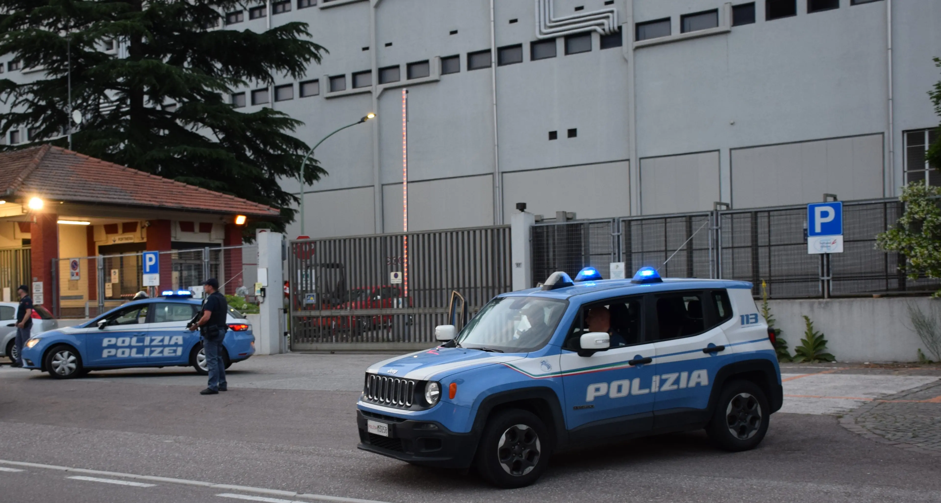Merano, controlli della polizia tra la stazione e Sinigo: identificate 50 persone