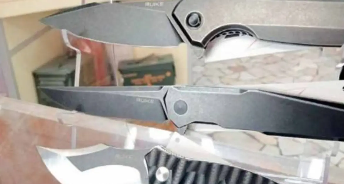 L’allarme: «I ragazzini chiedono machete e coltelli»