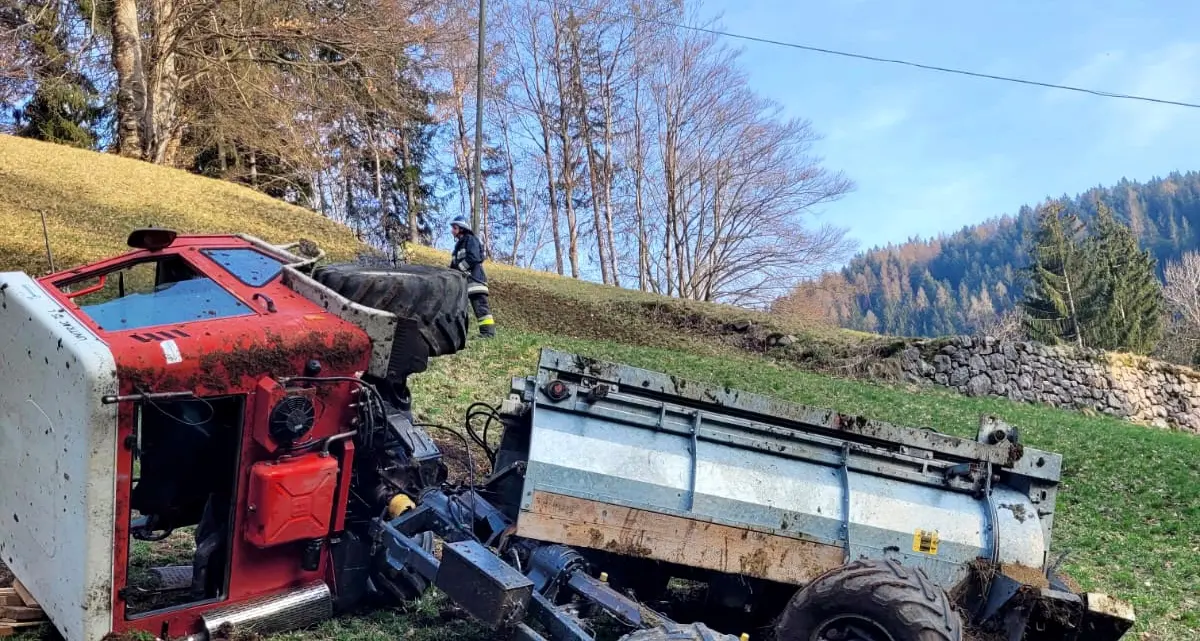 Lauregno, agricoltore ferito: è finito sotto il suo trattore