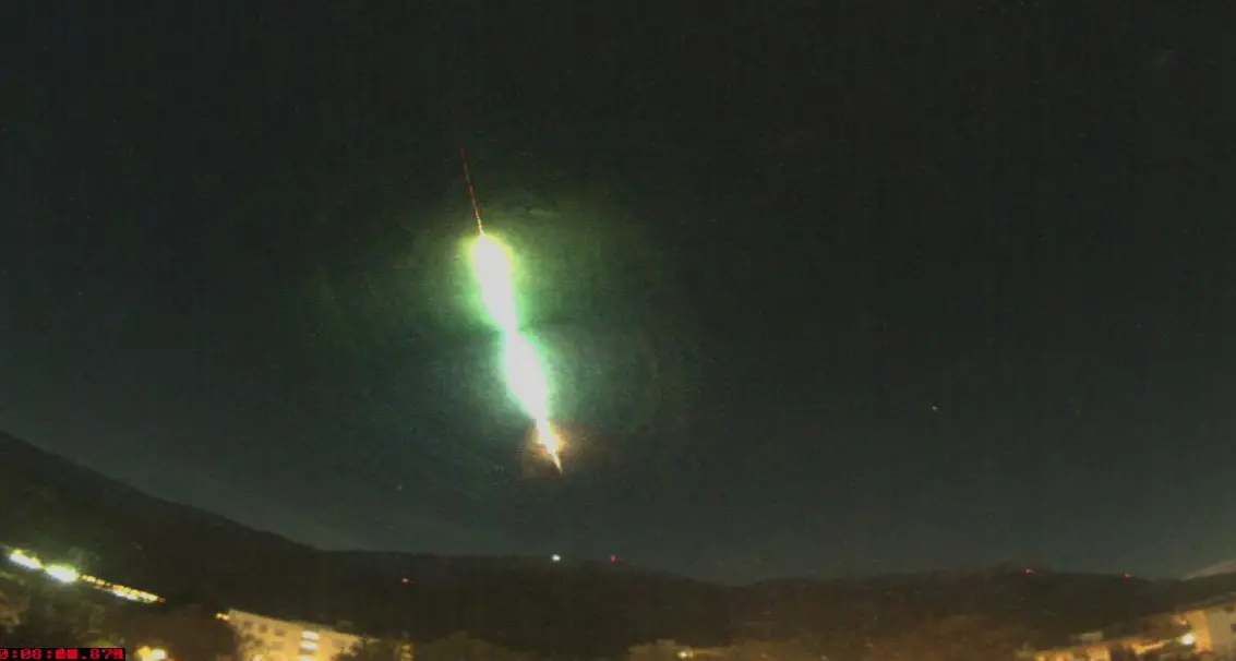 Il bolide solca i cieli sopra la Mendola