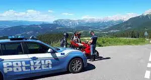 Bolidi sui passi dolomitici: 43 multe, 22 per eccesso di velocità