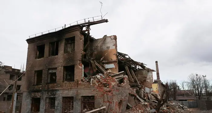 Bombe russe su Mykolaiv, civili sotto le macerie. Oggi Putin firma l’annessione delle 4 regioni ucraine