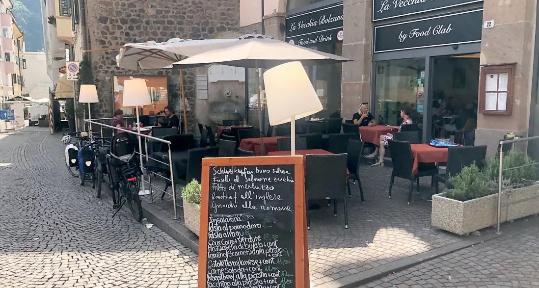 Over 65, Assb ha chiuso 3 mense e manda i bolzanini al ristorante