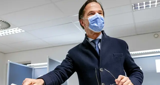 Olanda: exit poll, liberali di Rutte in testa con 35 seggi