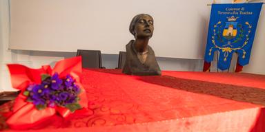 Abiti e corrispondenza di Eleonora Duse esposti nel Museo della lettera d'amore