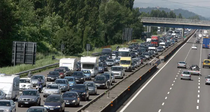 Troppo traffico sulle strade, l’appello degli albergatori ai turisti: «Utilizzate il treno per venire in Alto Adige»
