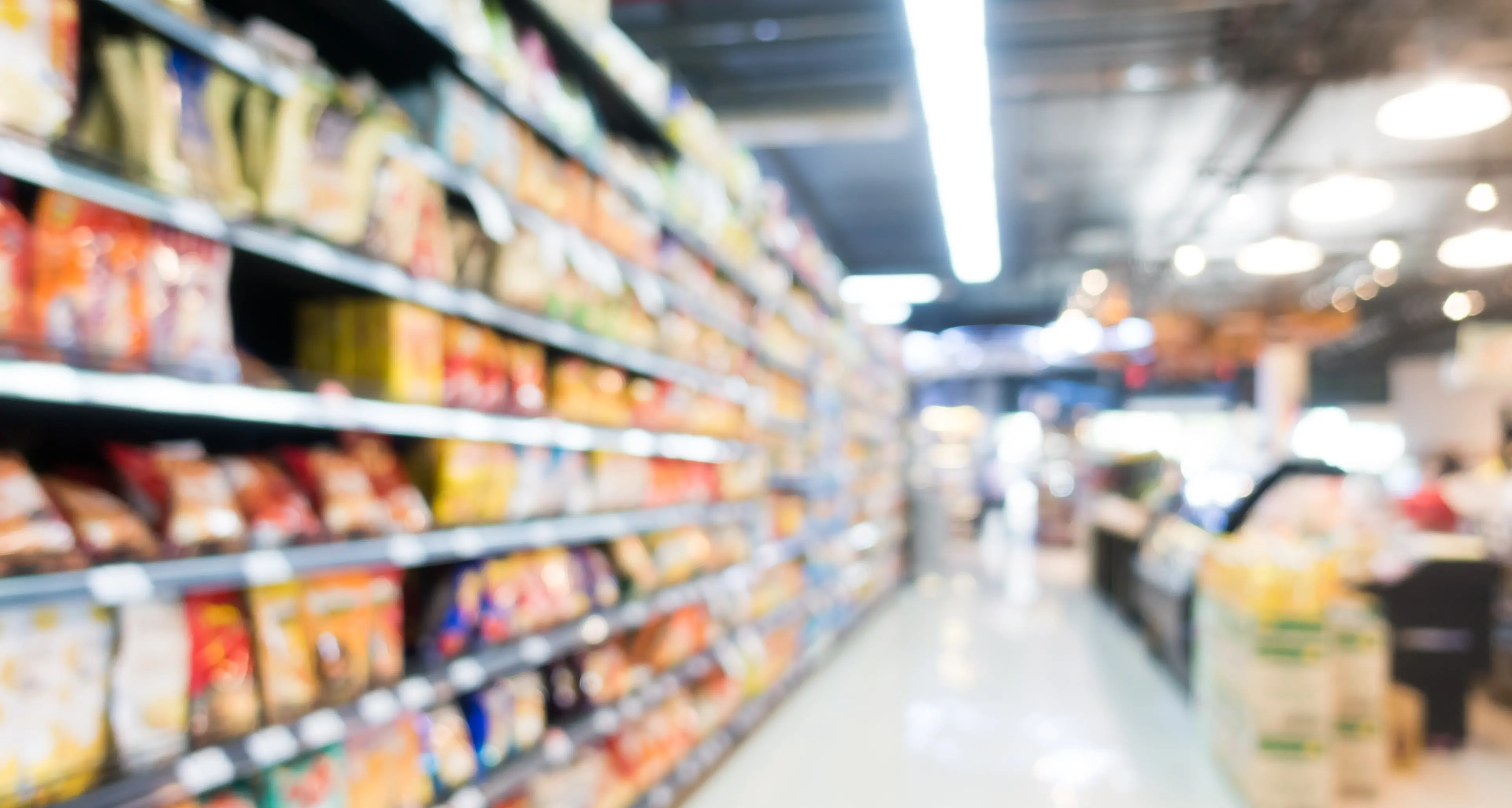 Ruba al supermercato e tenta di colpire l’addetto alla sicurezza: decreto di espulsione per un 28enne