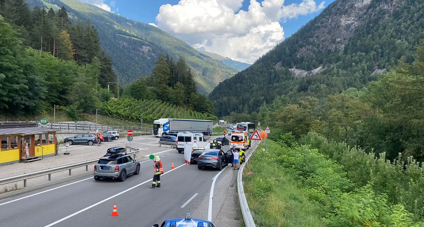Rio di Pusteria, tamponamento tra due auto sulla Statale 49