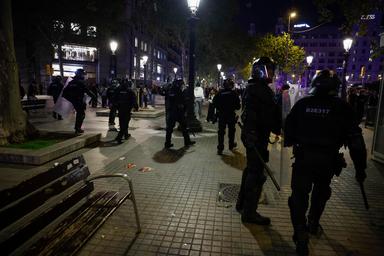 Polizia, 128 arresti e 15 agenti feriti per disordini a Barcellona