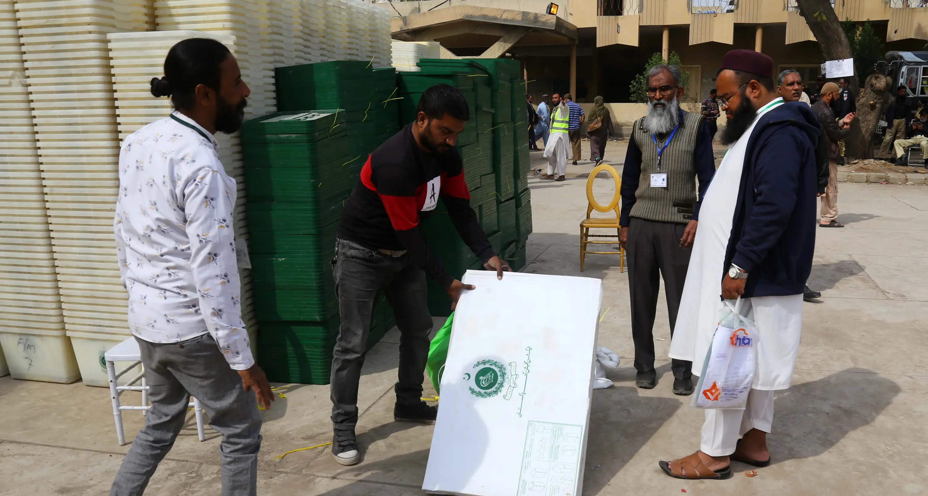 Pakistan: alla vigilia del voto 27 morti in due esplosioni