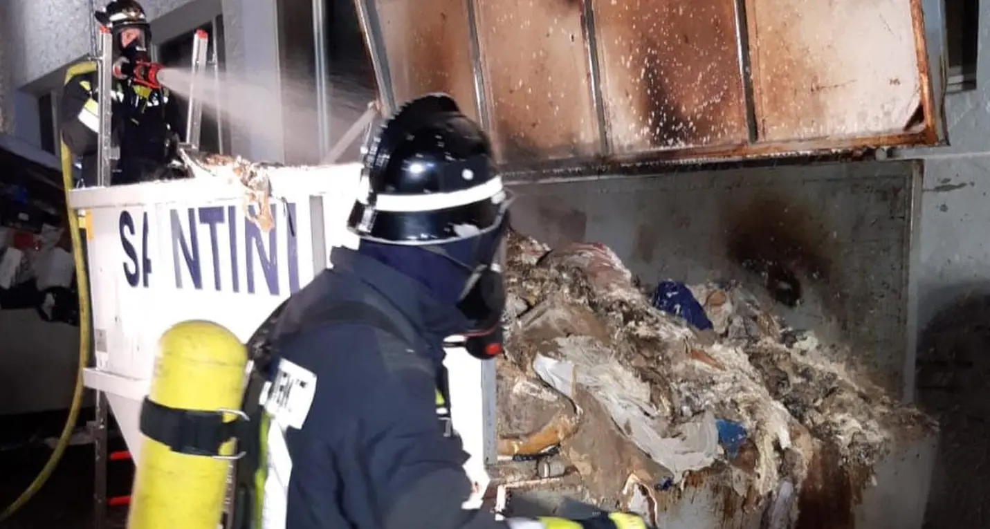 Caldaro: cassonetti in fiamme, arrivano i pompieri