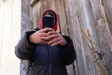 Troppi social e chat, no dei pediatri allo smartphone personale sotto 13 anni