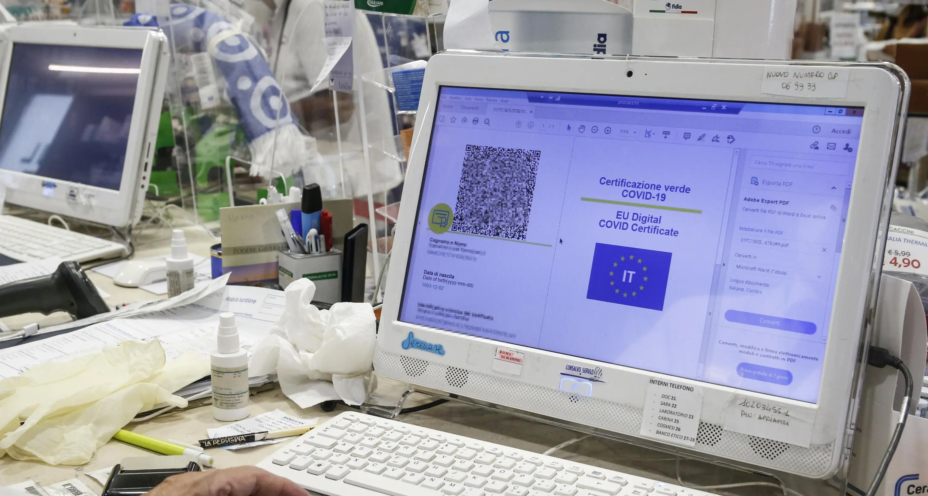 All’idraulico no, alla colf sì: ecco quando bisogna controllare il Green Pass