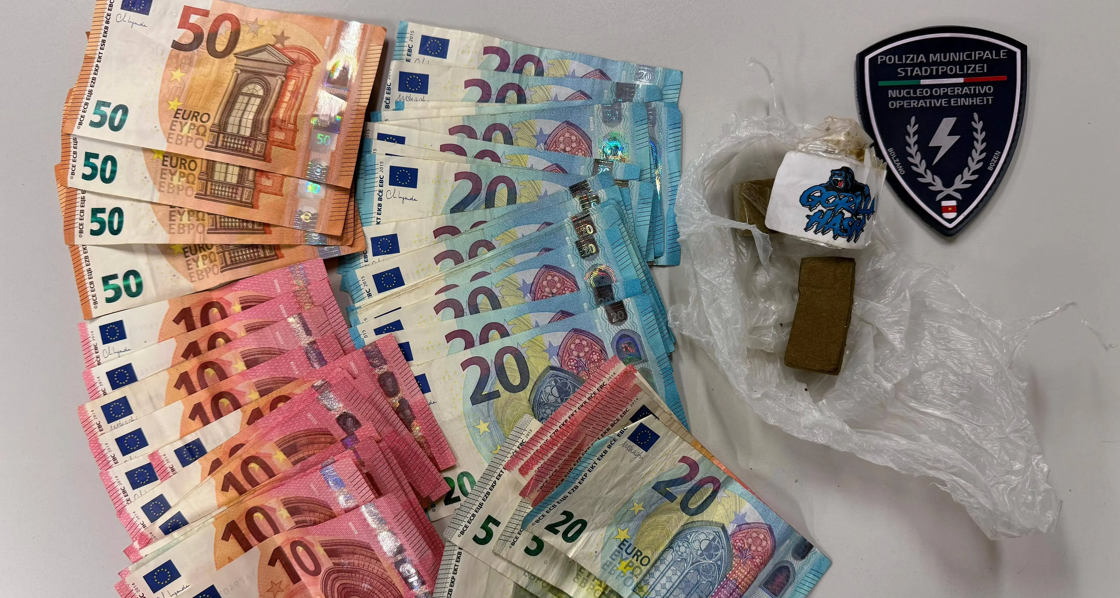 Bolzano, spacciatore bloccato con hashish e contanti in vicolo Gumer
