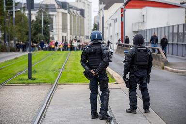 Militanti antifascisti sfidano divieto e manifestano ad Orléans per congresso Rn