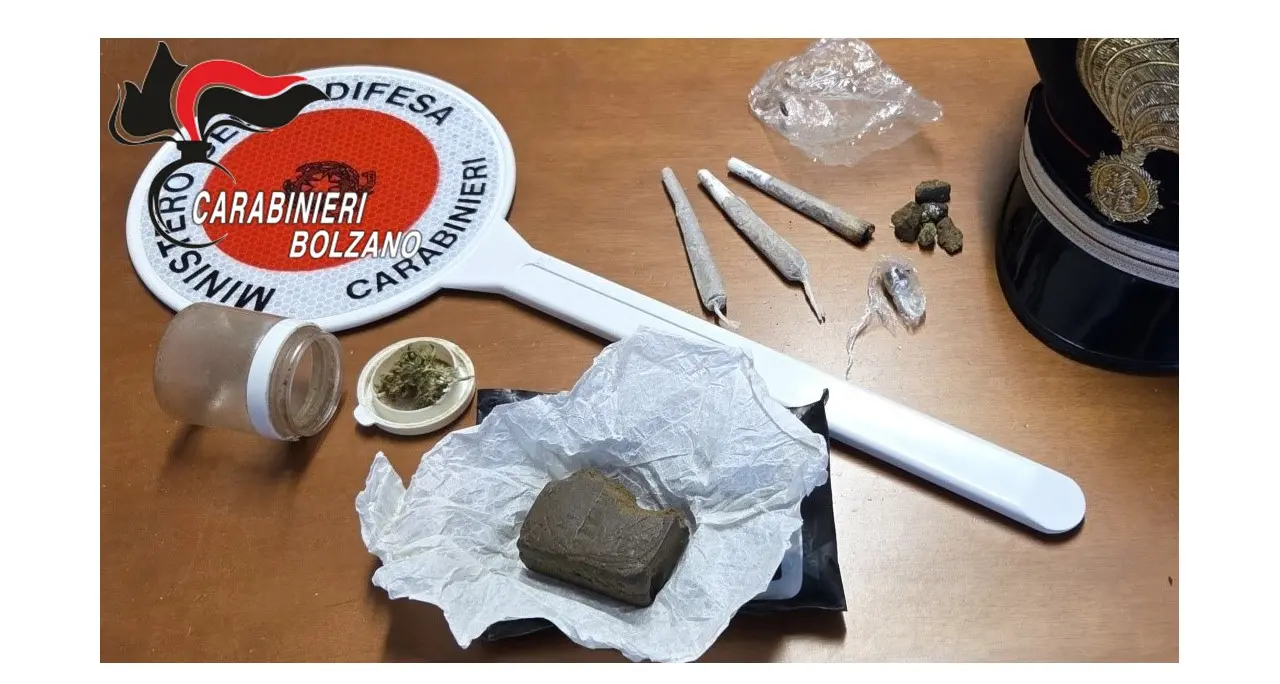 Controlli antidroga, i carabinieri denunciano due giovani a Marebbe e Brunico