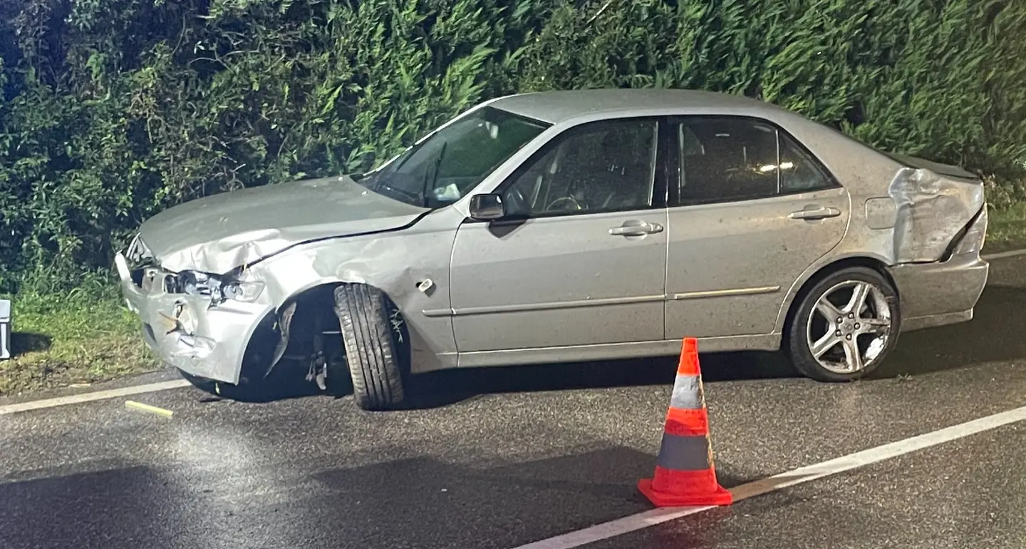 L'intervento dei Vigili del Fuoco, ad Appiano l'auto finisce contro un palo della luce
